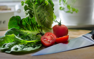 Frischer Bauernsalat mit Oliven