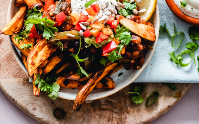 Süßkartoffelspalten mit gedünstetem Gemüse