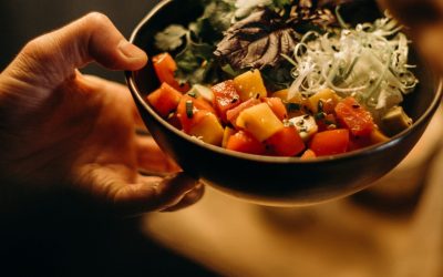Salat mit Ofenkürbis in leckerem Limetten-Kurkuma-Dressing